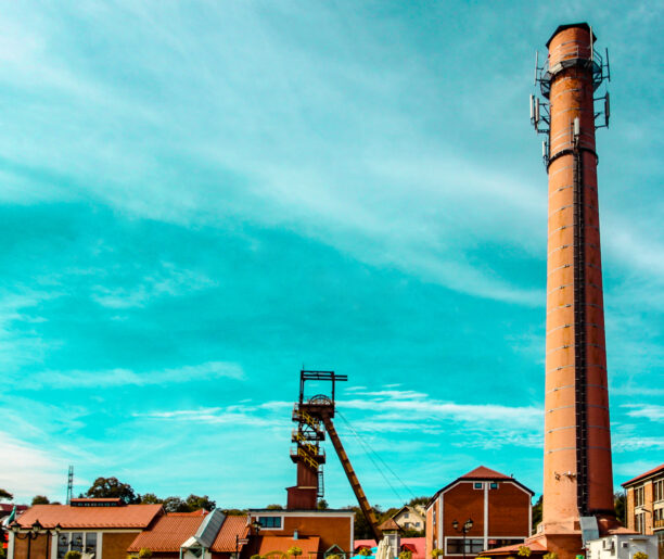 szyb kopalniany i budynki kopalni soli