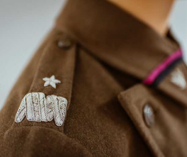 Płaszcz wraz z czapką oraz akselbantami oficera sztabu