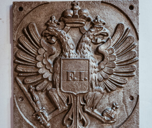 Tablice graniczne zaborów na filarach wspierających ganek dworu