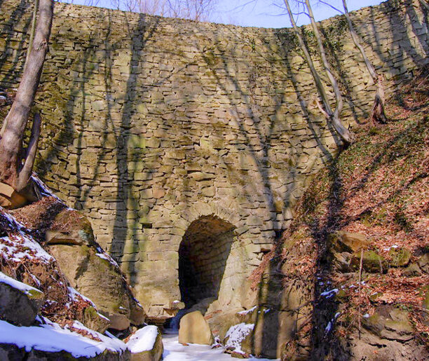 Most Jana Stacha w Znamirowicach nad Jeziorem Rożnowskim