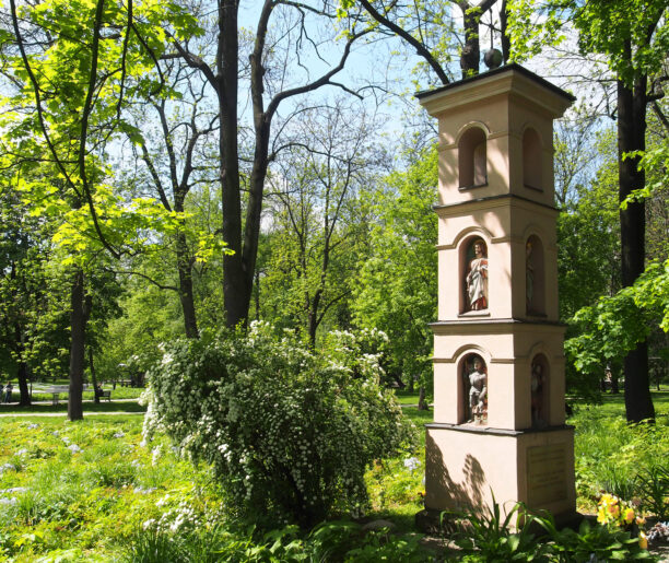 Drogowskazy nie z tego świata ‒ historie zaklęte w kapliczkach