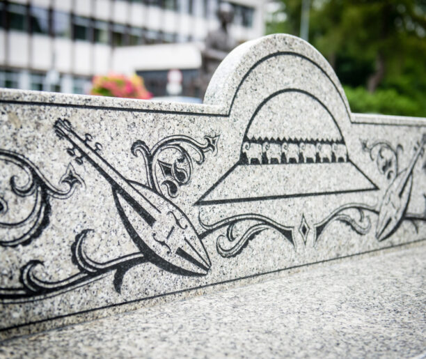 Urząd Miasta Zakopane i ławeczka Bartusia Obrochty