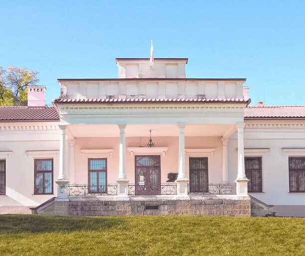 Dworsko czy w stodole? Dwór Ignacego Jana Paderewskiego w Kąśnej Dolnej