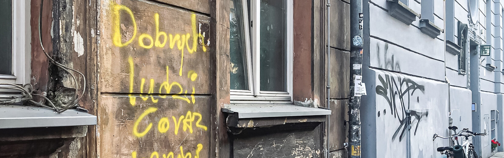 Fragment muru z grafitti.