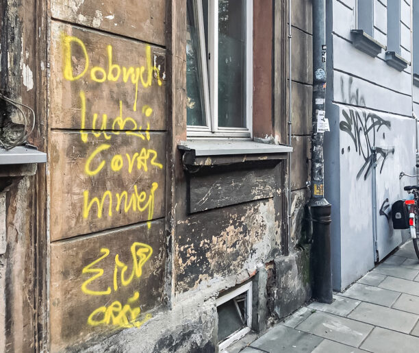 Fragment muru z grafitti.