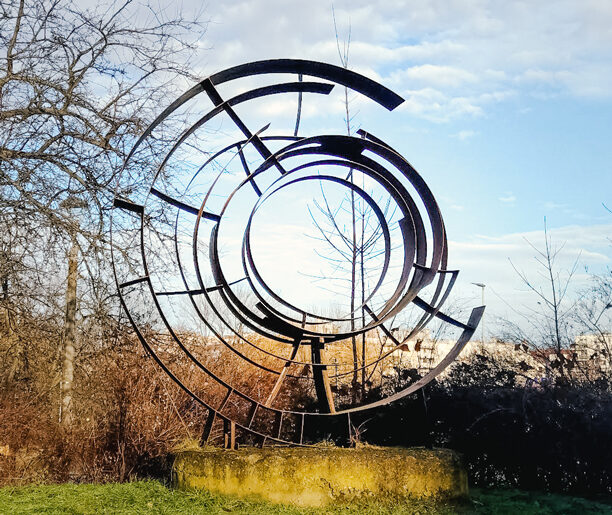 „Spirala kosmiczna”, Antoni Hajdecki, metalowa rzeźba plenerowa, os. Tysiąclecia, Kraków