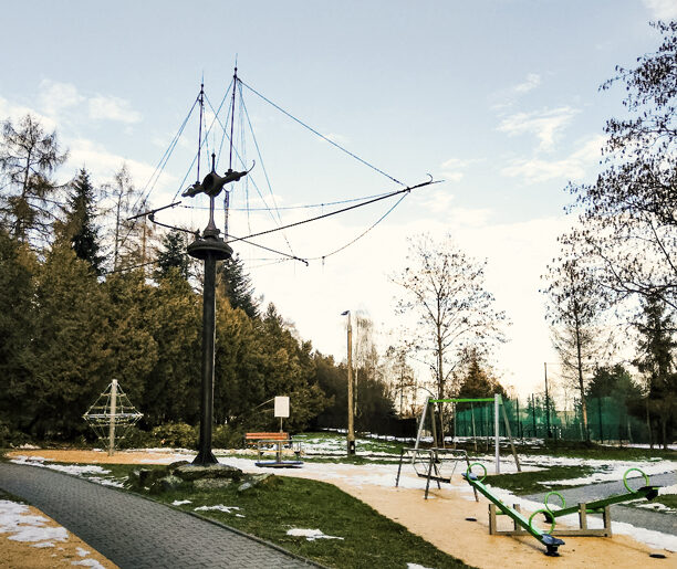 „Zdobyta przestrzeń”, Marian Kruczek, metalowa rzeźba plenerowa, os. Tysiąclecia, Kraków
