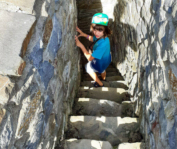 dziecko wspinające się