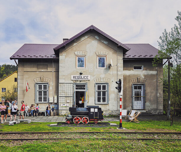 Szary, stary budynek